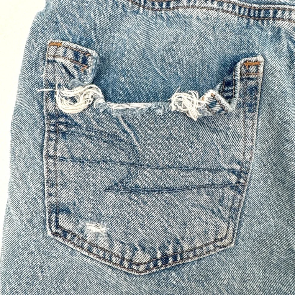 American Eagle Outfitters Baggy Mom Short Distressed‎ Denim Light Wash Size 00